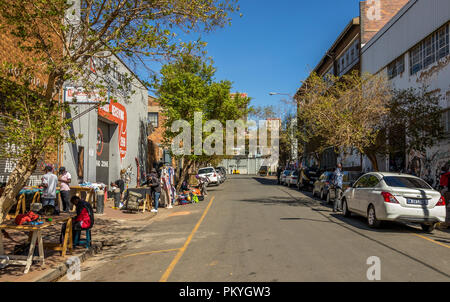 Johannesburg, Südafrika - Unbekannter Bewohner über ihr tägliches Leben in der historischen Vorstadt Jeppestown im Maboneng Precinct gehen Stockfoto