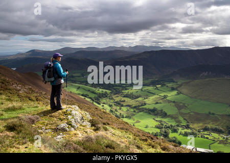 Wanderer genießen Sie den Blick über die Newlands, Tal von der Grat zwischen Knott Rigg und Ard Felsen, Lake District, Cumbria, Großbritannien Stockfoto