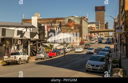 Johannesburg, Südafrika - Unbekannter Bewohner über ihr tägliches Leben in der historischen Vorstadt Jeppestown im Maboneng Precinct gehen Stockfoto