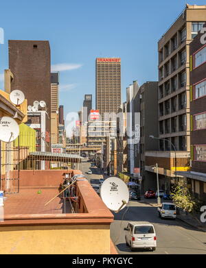 Johannesburg, Südafrika - Unbekannter Bewohner über ihr tägliches Leben in der historischen Vorstadt Jeppestown im Maboneng Precinct gehen Stockfoto