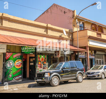 Johannesburg, Südafrika - Unbekannter Bewohner über ihr tägliches Leben in der historischen Vorstadt Jeppestown im Maboneng Precinct gehen Stockfoto