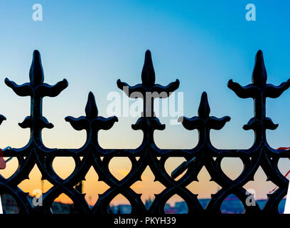 Metallzaun in Prag bei Sonnenuntergang Stockfoto