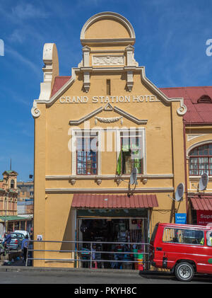 Johannesburg, Südafrika - Unbekannter Bewohner über ihr tägliches Leben in der historischen Vorstadt Jeppestown im Maboneng Precinct gehen Stockfoto