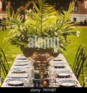 Rustikale Green Garden Party Mittelstück. Stockfoto