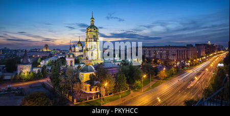 Antenne Panorama von Moskau mit novospassky Monastery in der Dämmerung, Moskau, Russland Stockfoto