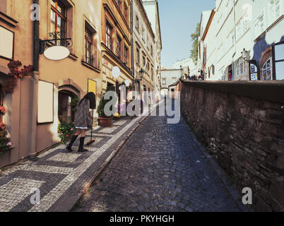 Schönen gepflasterten Gasse mit Vintage Architektur in Prag, Tschechische Republik Stockfoto