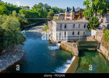 Blick auf die Dämme am Fluss oloron von der Saint Claire Brücke. Saint Marie Oloron Frankreich Stockfoto