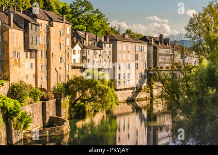 Typisch französische Landschaft im Inneren des Landes auf der Oloron River. Saint Marie Oloron Frankreich Stockfoto