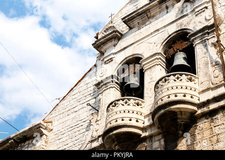 Serbisch-orthodoxe Kirche der Himmelfahrt der Jungfrau Maria, Detail mit Glocken, in der Altstadt von Sibenik, Kroatien, Low Angle View Stockfoto