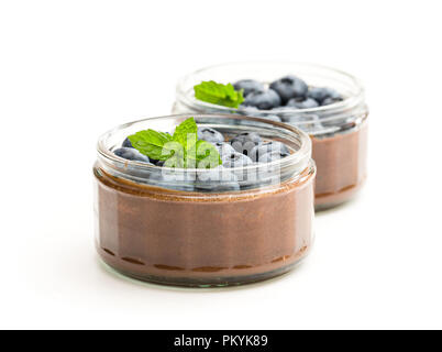 Schokolade Pralinen Mousse mit Beeren isoliert auf weißem Stockfoto