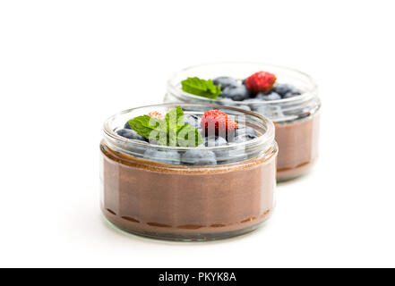 Schokolade Pralinen Mousse mit Beeren isoliert auf weißem Stockfoto