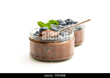 Schokolade Pralinen Mousse mit Beeren isoliert auf weißem Stockfoto