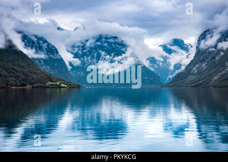 Wunderschöne Natur Norwegen Naturlandschaft. Lovatnet See. Stockfoto