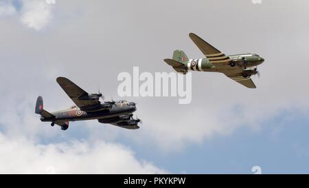 Die Schlacht um England Memorial Flight Avro Lancaster & Douglas C-47 Dakota Fliegen an der Royal International Air Tattoo 2018 RAF feiert 100 Stockfoto