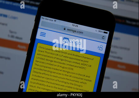 Die wonga Website auf einem Handy und einem Computer Bildschirm angezeigt Stockfoto