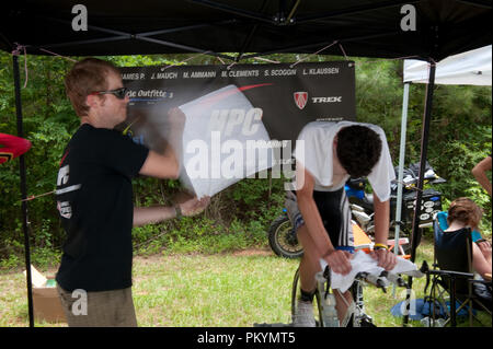 UNITED STATES - Juni 21: die Teammitglieder der HPC/Fahrrad Outfitters erhalten bis vor Beginn der TT-Rennen in den USA, die Junioren U23 Elite Roa erwärmt Stockfoto