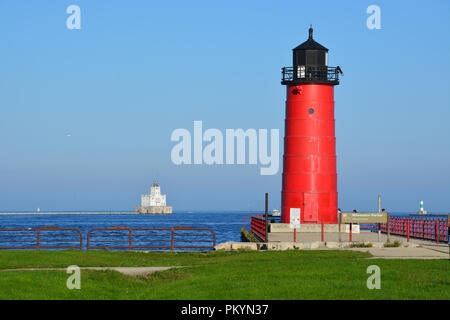 Die zwei Leuchttürme, die die Navigation aus dem Michigan See in den Hafen von Milwaukee. Stockfoto