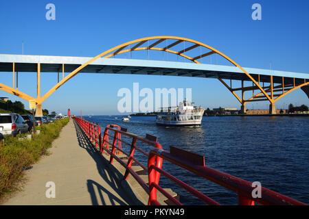 Ein Boot unter der Daniel Hoan Memorial Bridge auf dem Weg vom See Michigan in der Innenstadt von Milwaukee. Stockfoto