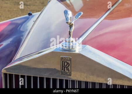 Queenstown, Südafrika, 17. Juni 2017: Oldtimer Rolls Royce Auto Emblem auf Burgund Rolls Royce auf Anzeige an Queenstown Air Show - Illustrative Editor Stockfoto