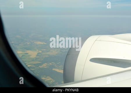 Close-up Airplane Wing und Motor in der Luft Stockfoto