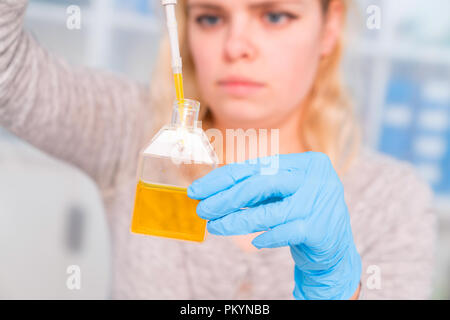 Junge attraktive Frau Arbeit mit PCR Dispenser im Labor der Genetik Stockfoto