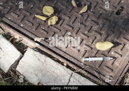 Weggeworfene Spritze im Freien auf gebrochene ablassen - Drogenmissbrauch Konzept Stockfoto