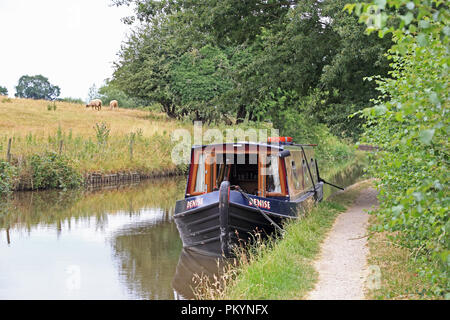 Schmale Boot vertäut auf Shropshire Union Canal, Ellesmere, Shropshire Stockfoto