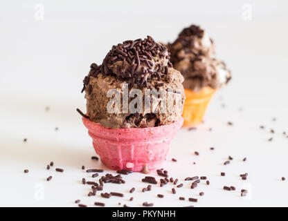 Eis in kleine rosa wafer Schale auf Weiß mit Schokolade besprüht - Platz für Text Stockfoto