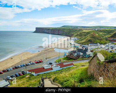 Saltburn durch das Meer Blick von der Klippe über dem Pier südwärts Richtung Warsett Hill und imposanten Huntcliff Stockfoto