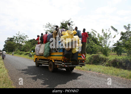 Ein stark überlastet, Lkw, Transport, den Personen- und Güterverkehr, Reisen entlang der Iganga-Kaliro Straße, Uganda. Stockfoto