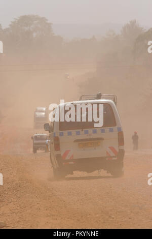 Staub von Baustellen entlang der Autobahn im iganga Distrikt Ergebnisse in gefährlichen und schwierigen Fahrsituationen erstellt. Stockfoto