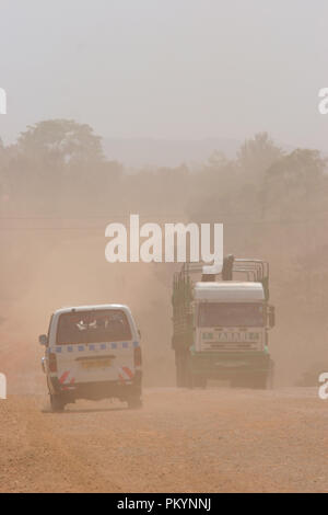 Staub von Baustellen entlang der Autobahn im iganga Distrikt Ergebnisse in gefährlichen und schwierigen Fahrsituationen erstellt. Stockfoto