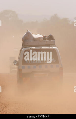 Staub von Baustellen entlang der Autobahn im iganga Distrikt Ergebnisse in gefährlichen und schwierigen Fahrsituationen erstellt. Stockfoto