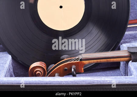 Schwarz long play vinyl Record. Close up Vinyl Platten und Violine im Velvet. Blättern und Peg-Box mit Vintage Violin. Retro Musik equipment Hintergrund. Stockfoto