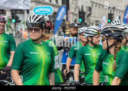 HSBC British Cycling Let's Ride Westminster Ereignis. Weibliches team Radfahrer für den Start der Rennen in London warten. Stockfoto