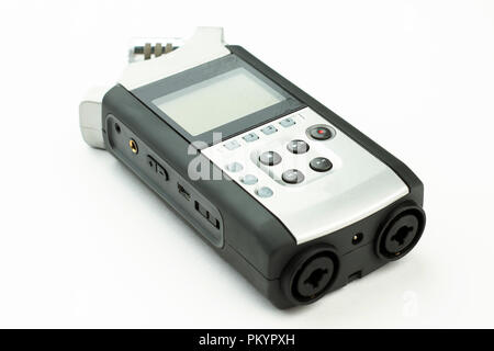 Diktiergerät auf weißem Hintergrund. Digitaler Voice Recorder. Tragbares Gerät für die Soundaufnahme. Stockfoto