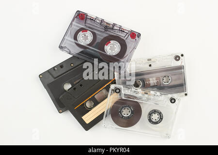 Stapel der retro-Kassetten. Stapel alte Tape cassetes auf weißen Hintergrund. Musik vintage Gerät. Stockfoto