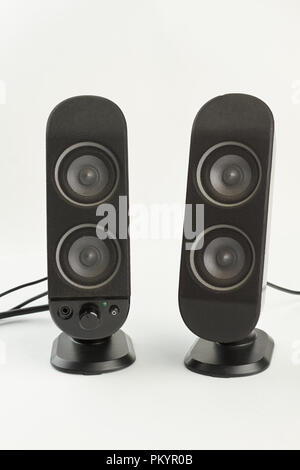 Zwei Spalten auf weißem Hintergrund. Paar professional sound Lautsprecher isoliert auf Weiss. Moderne audio Technologie. Stockfoto