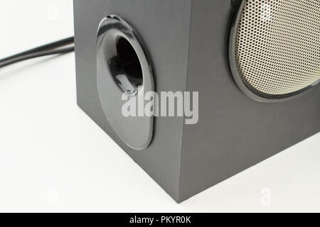 Close up Stereo Box mit runden Lautsprecher. Leistungsstarke Lautsprecher schwarz auf weißem Hintergrund, Beschnittenes Bild. Stockfoto