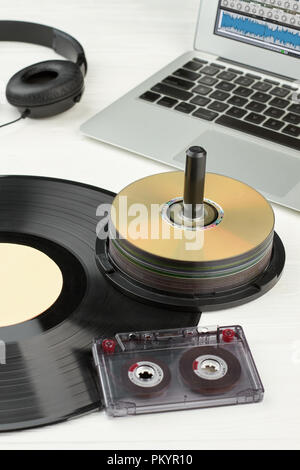 Alte und moderne Geräte Hintergrund. Vinyl Platten, Kassetten, Cds, Laptop und Kopfhörer. Musik DJ-Equipment. Stockfoto