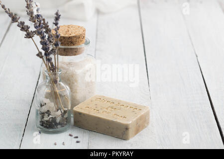 Olivenöl sopa mit Lavendel und Meersalz. Wellness und Entspannung. Stockfoto