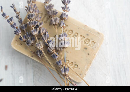 Olivenöl sopa mit Lavendel und Meersalz. Wellness und Entspannung. Stockfoto