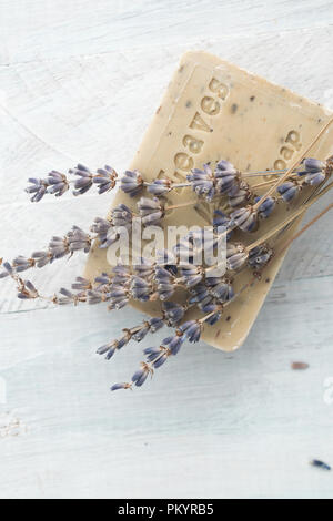 Olivenöl sopa mit Lavendel und Meersalz. Wellness und Entspannung. Stockfoto