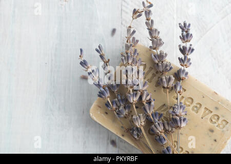 Olivenöl sopa mit Lavendel und Meersalz. Wellness und Entspannung. Stockfoto