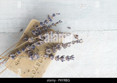 Olivenöl sopa mit Lavendel und Meersalz. Wellness und Entspannung. Stockfoto