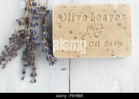 Olivenöl sopa mit Lavendel und Meersalz. Wellness und Entspannung. Stockfoto