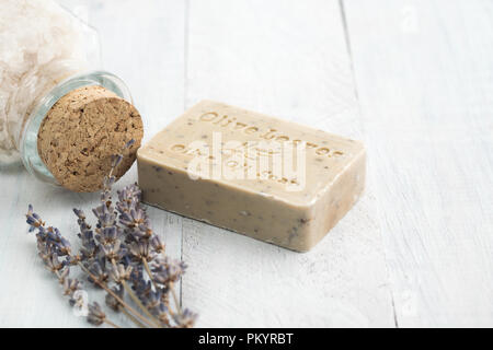 Olivenöl sopa mit Lavendel und Meersalz. Wellness und Entspannung. Stockfoto