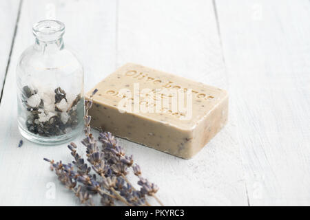 Olivenöl sopa mit Lavendel und Meersalz. Wellness und Entspannung. Stockfoto