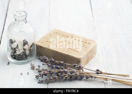 Olivenöl sopa mit Lavendel und Meersalz. Wellness und Entspannung. Stockfoto