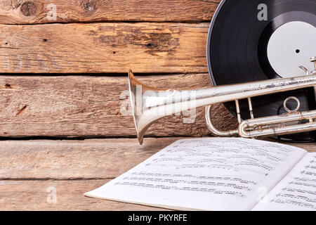 Klassische Musik Equipment auf Holz- Hintergrund. Stockfoto